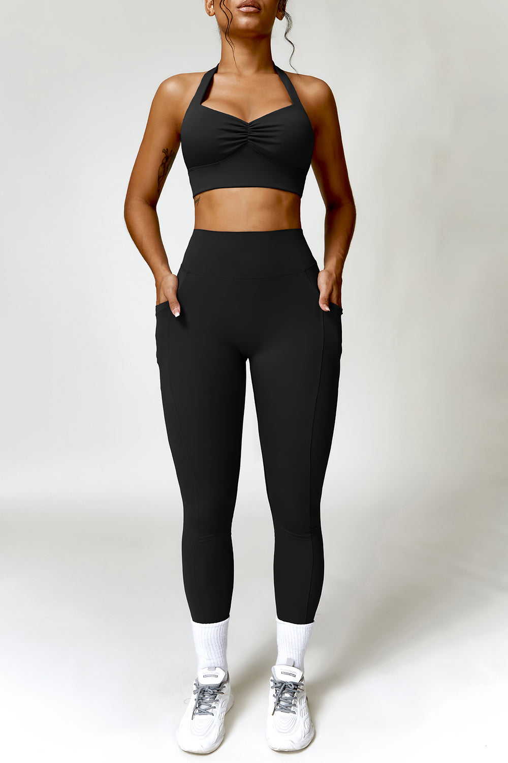 Ensemble actif soutien-gorge dos nu froncé et leggings à poches