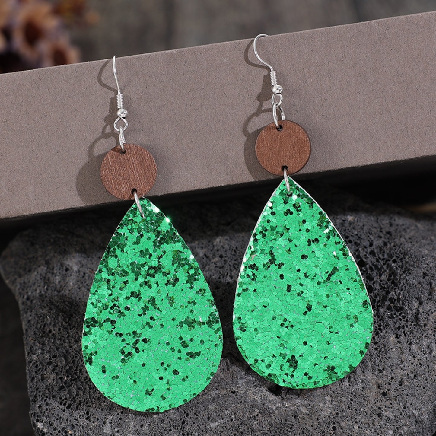 Boucles d'oreilles pendantes en bois et cuir PU à paillettes