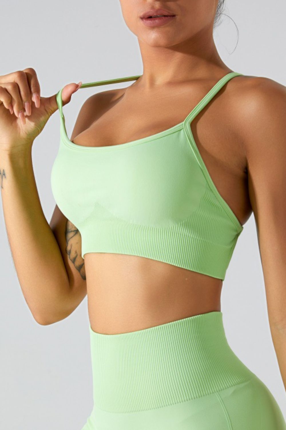 Camisola activa con tirantes finos entrecruzados