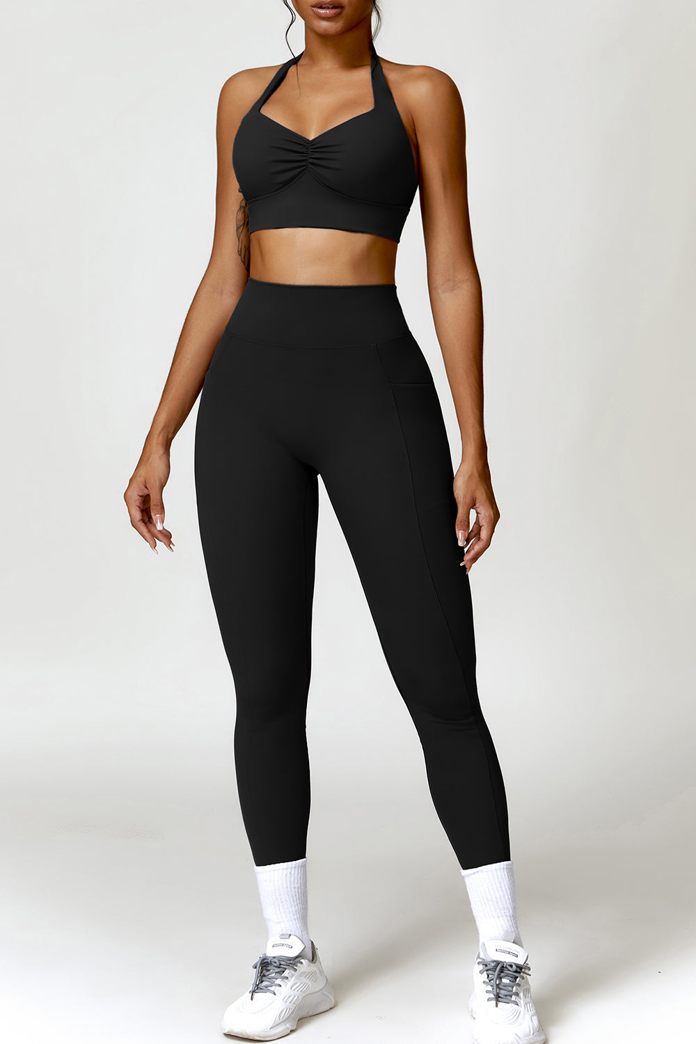 Ensemble actif soutien-gorge dos nu froncé et leggings à poches