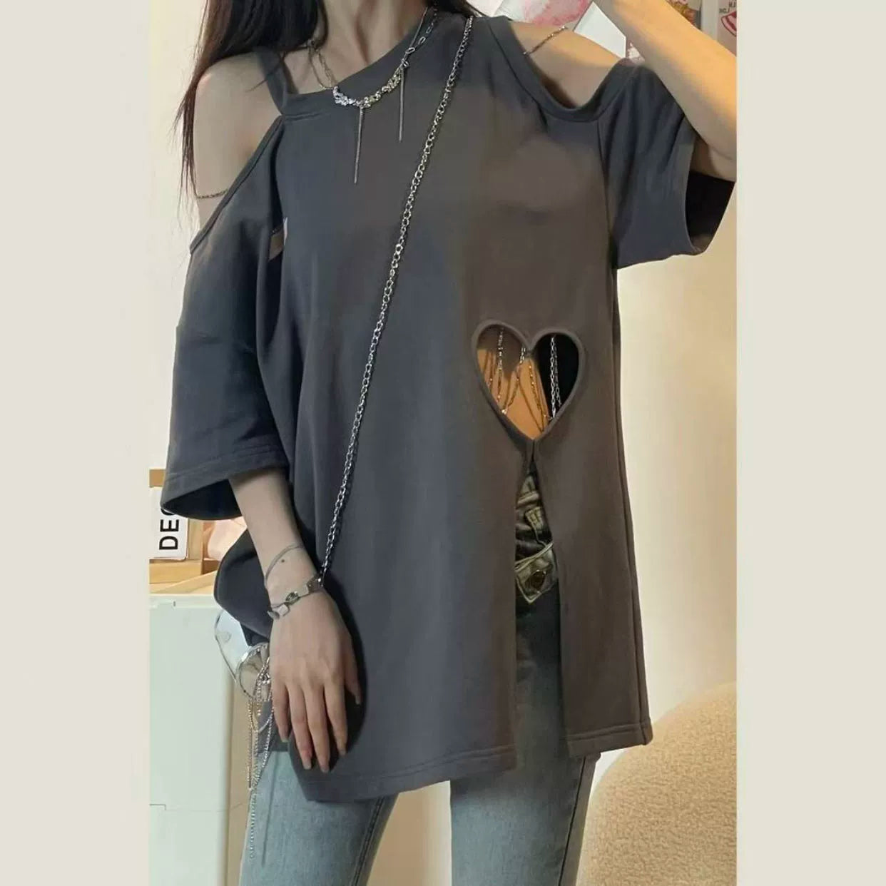 150.00kg grande taille Unique découpé coeur à manches courtes T-shirt femme grande taille dames lâche fendu épaule élégant Niche haut