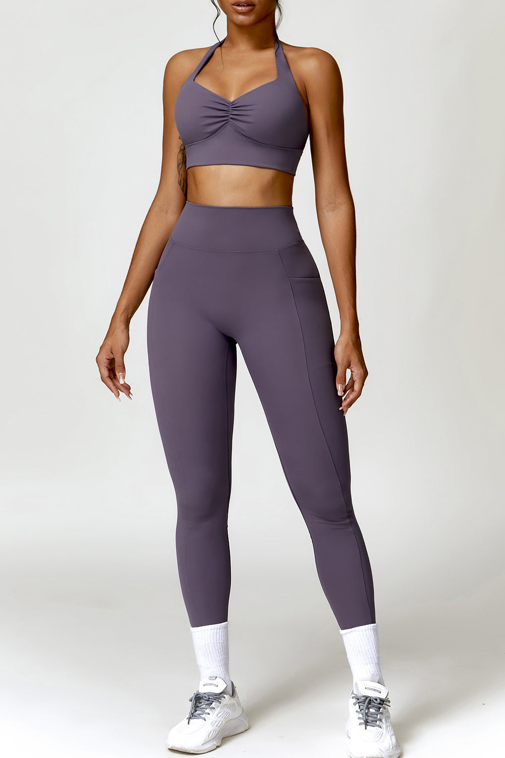 Ensemble actif soutien-gorge dos nu froncé et leggings à poches