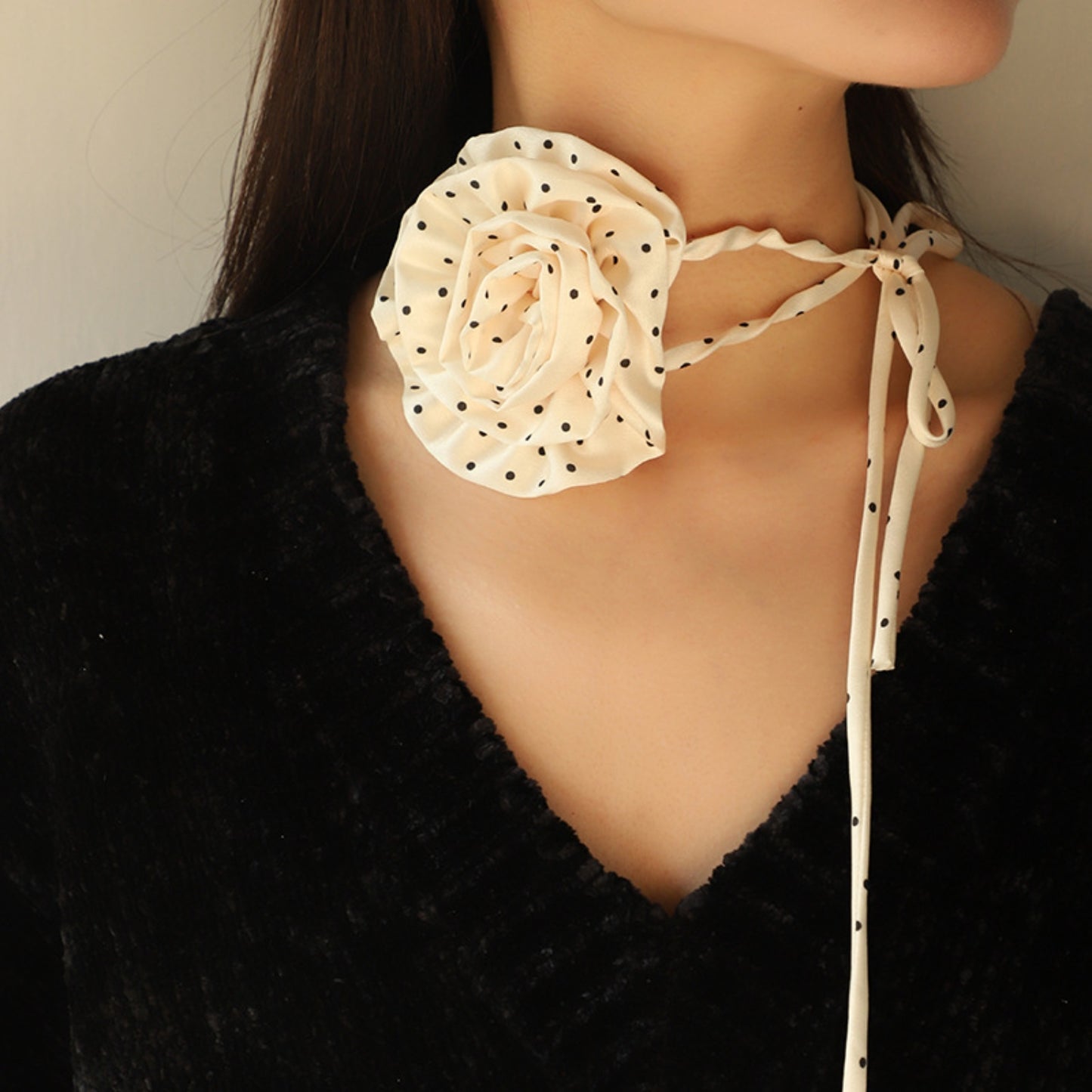 Collier ras du cou à cravate et fleur de camélia à pois