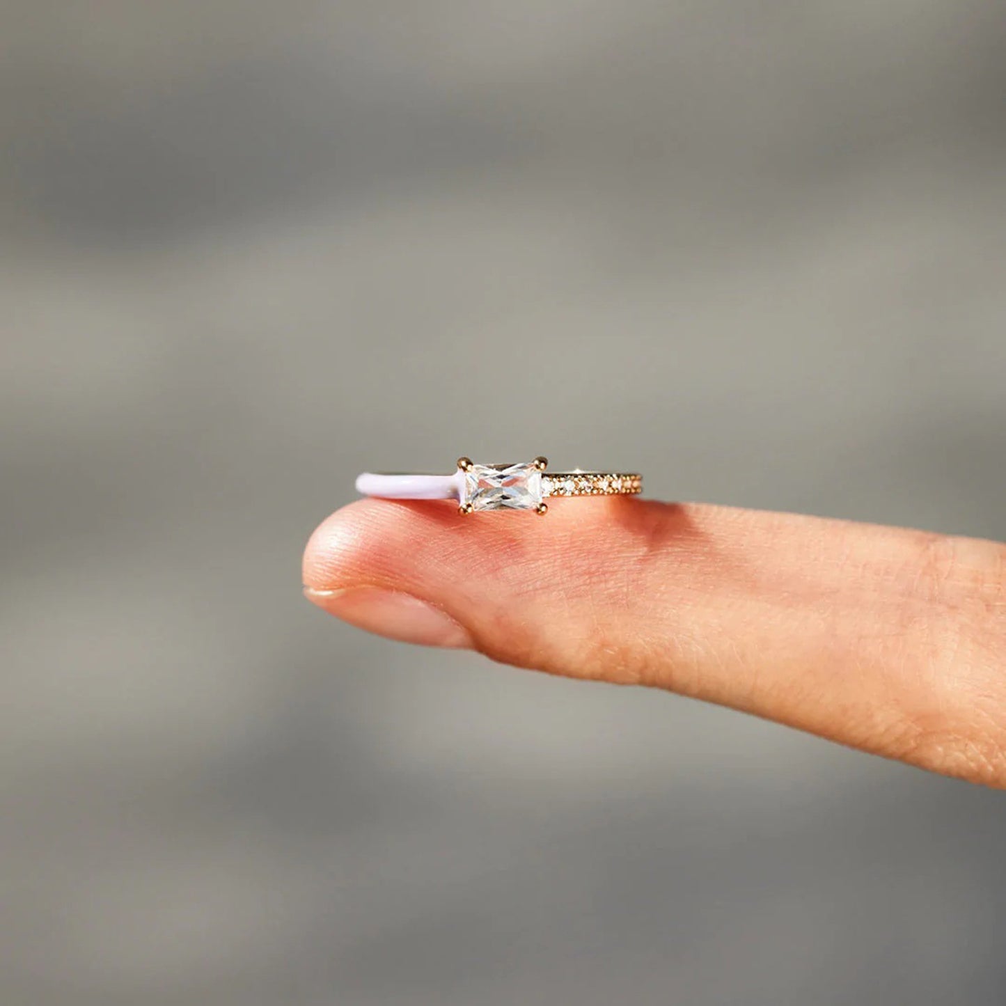 Bague en émail et zircon incrusté en forme de cœur