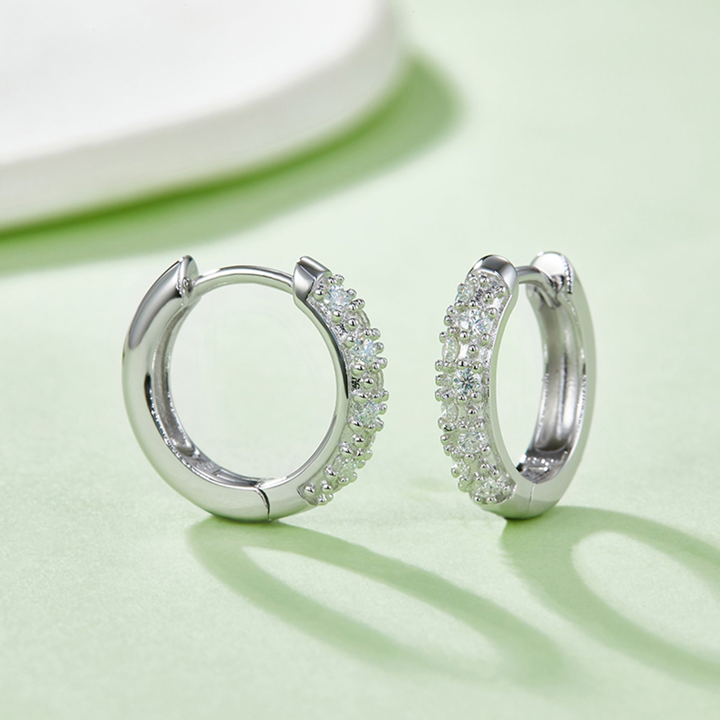 Boucles d'oreilles Huggie en argent sterling 925 Moissanite