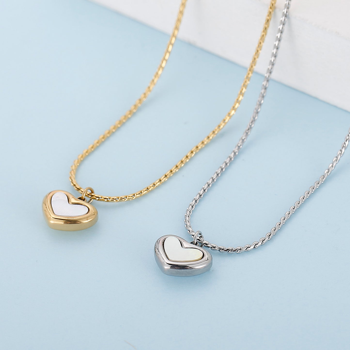 Collier en acier inoxydable avec pendentif coeur en nacre