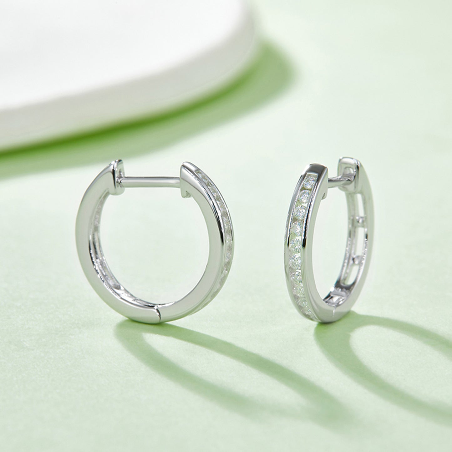 Boucles d'oreilles Huggie en argent sterling 925 Moissanite